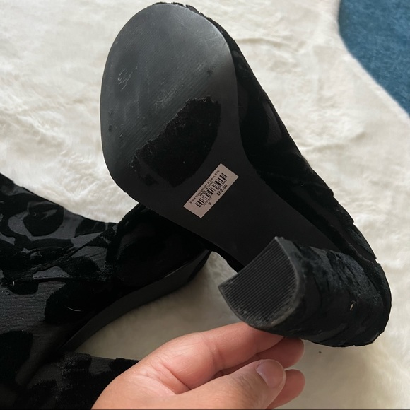 Torrid Black Velvet Floral OpenToe Bootie size 8W - Picture 4 of 11